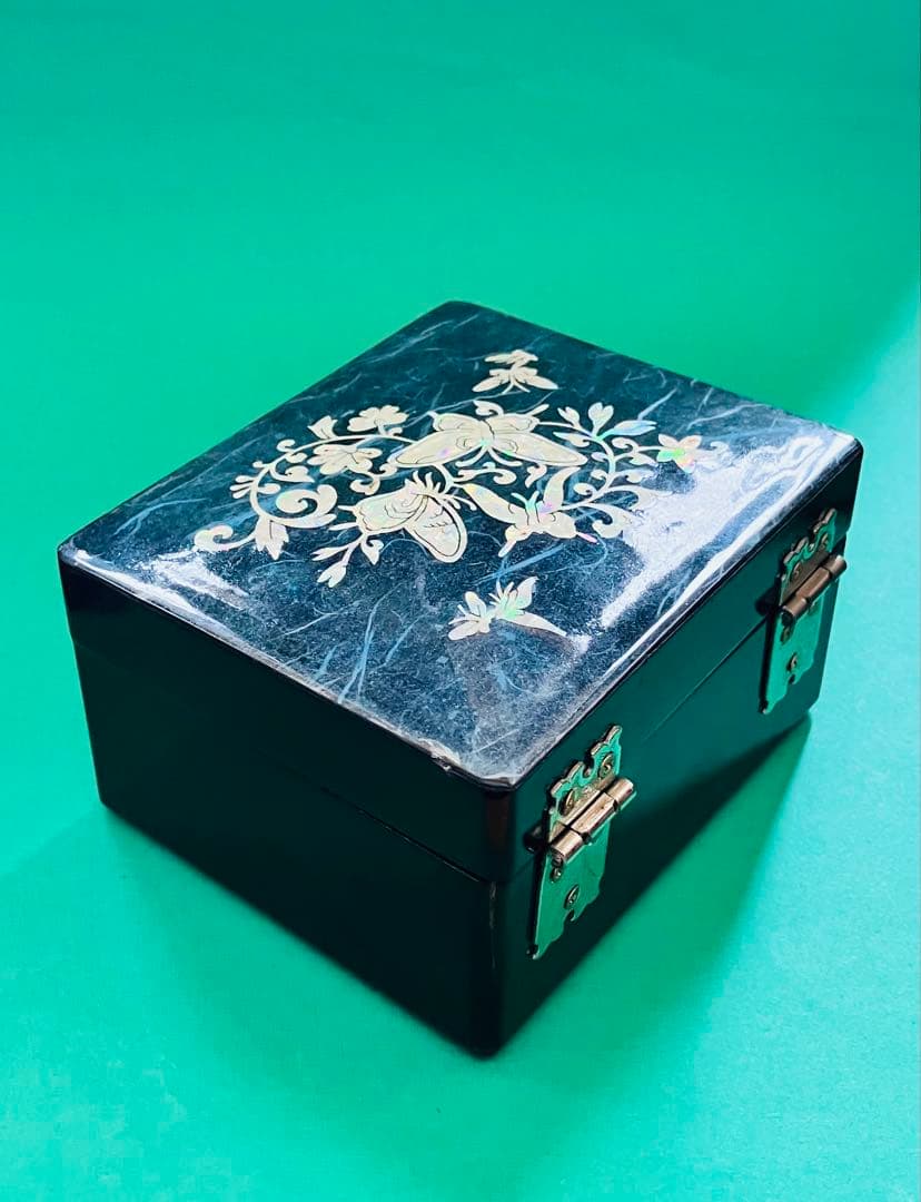 黒い木製 蝶と花のデザイン 宝石箱 貝殻細工 鏡付き 伝統工芸品 ゴージャス