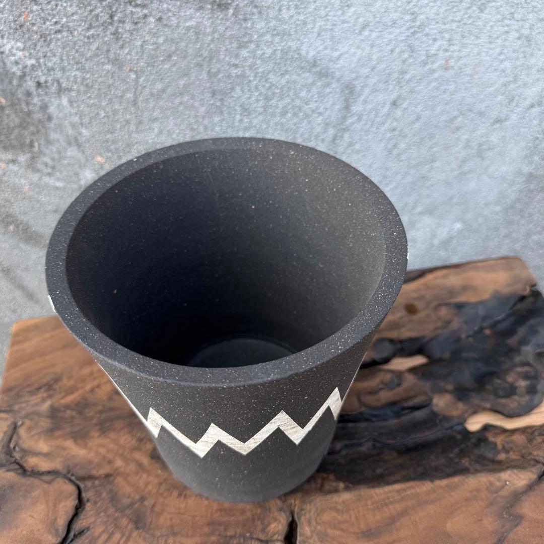 手作植木鉢 幾何学模様の黒い植木鉢（ 塊根植物 グラキリス パキプス アガベ)