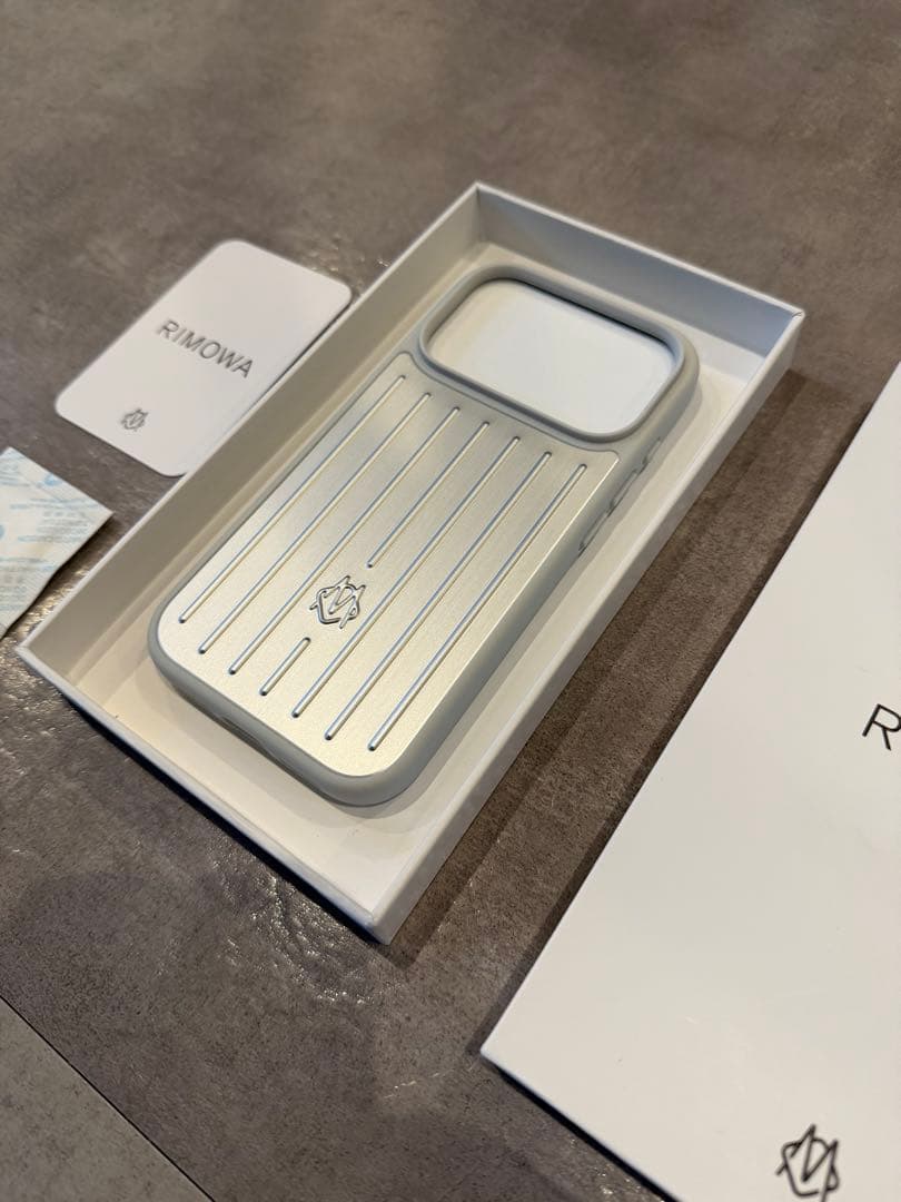 正規品リモワ RIMOWA iPhone17PRO用 アルミケース シルバー