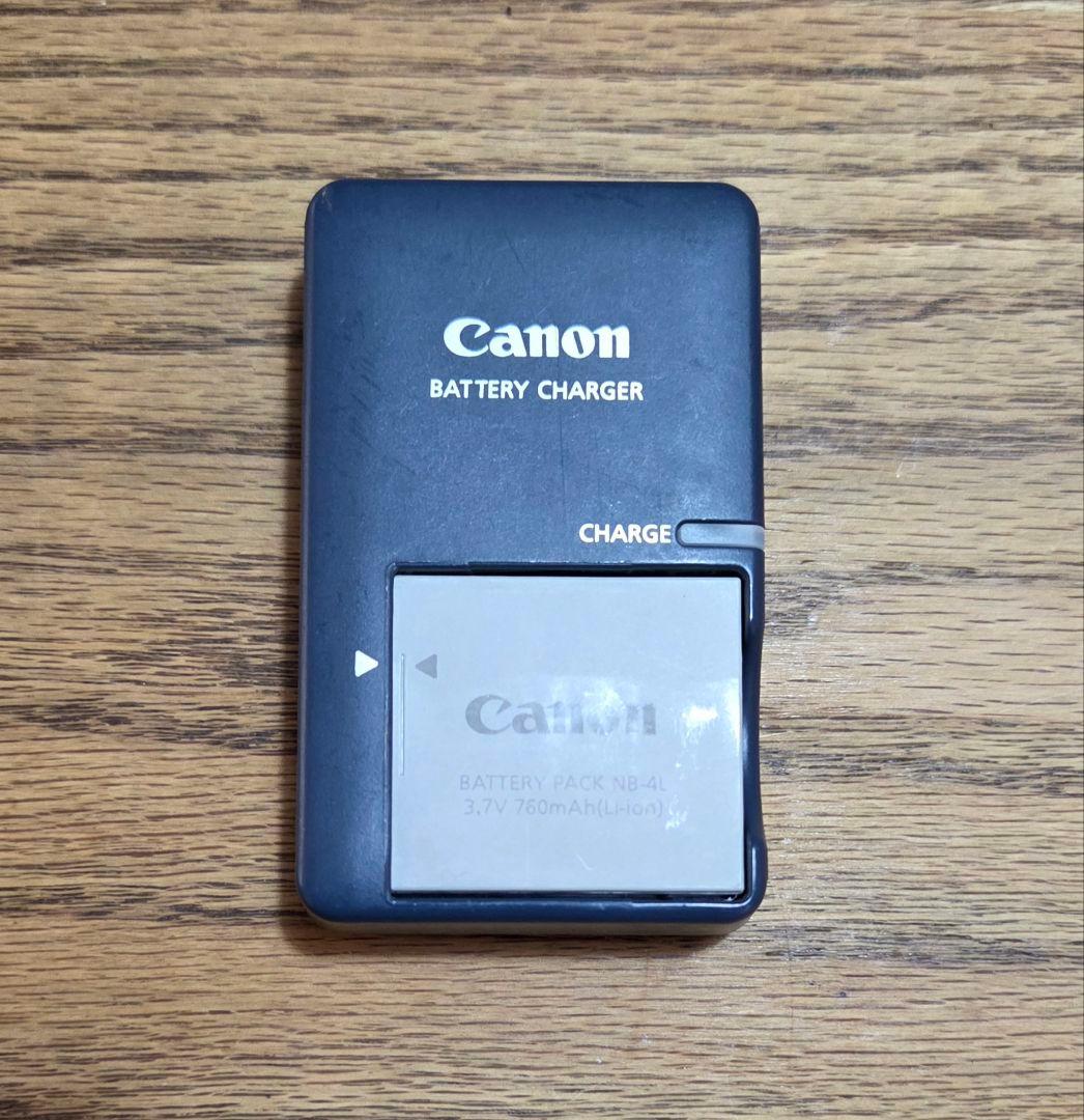 Canon IXY DIGITAL 220 IS 本体と充電器