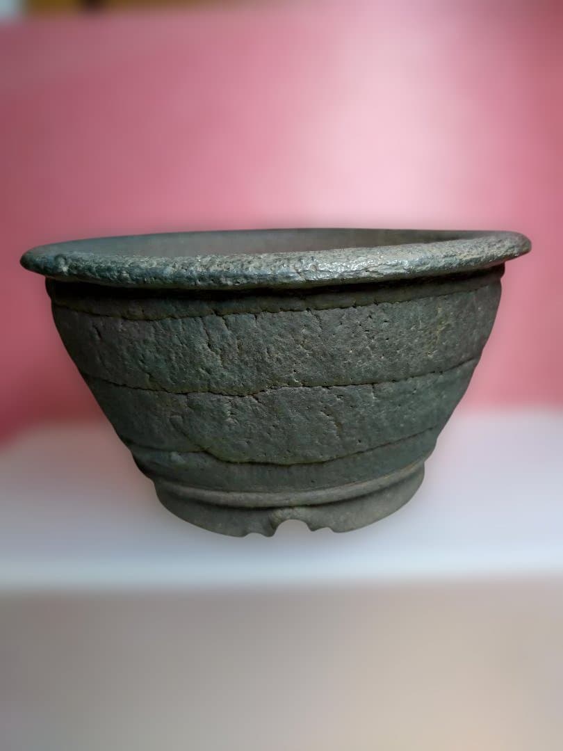 石製の丸型水鉢