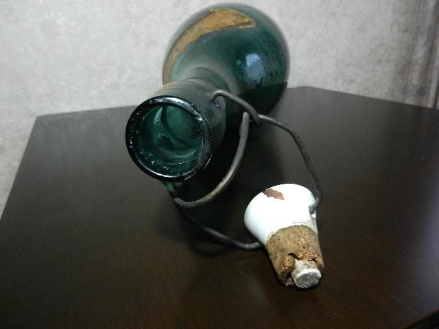 「嘉納合名會社」商標「白鶴」の古い一斗酒瓶（１８㍑、高さ８０ｃｍ、底径２１ｃｍ）