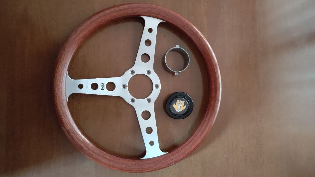 MOMO INDY ステアリングホイール 3スポーク35cm