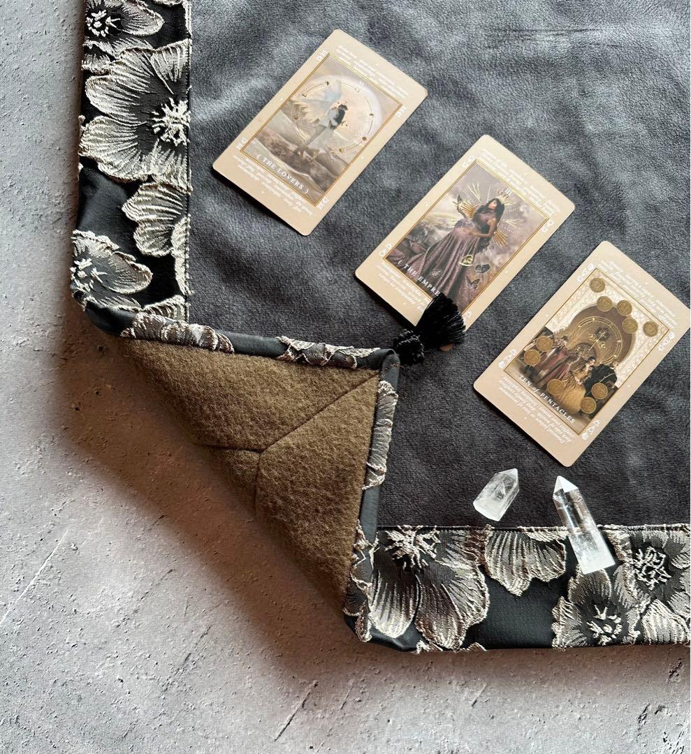 【新作】海外製エンボスフラワー生地のタロットクロス ブラック＆グレー