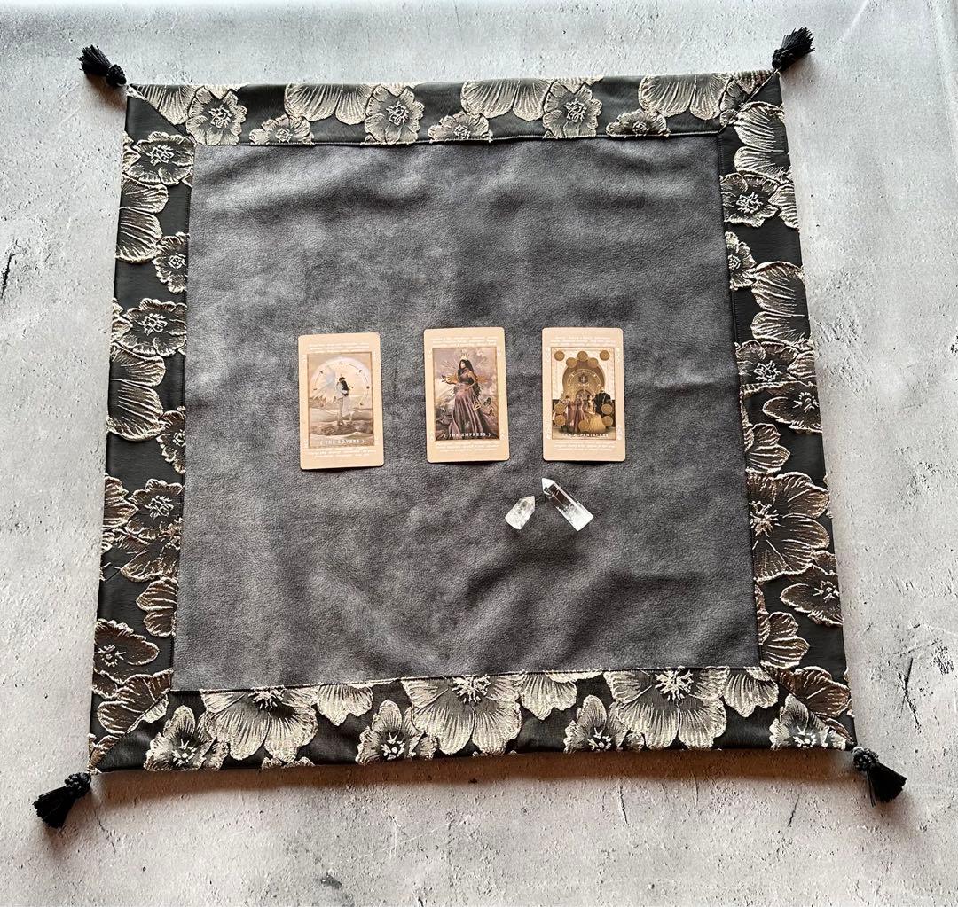 【新作】海外製エンボスフラワー生地のタロットクロス ブラック＆グレー