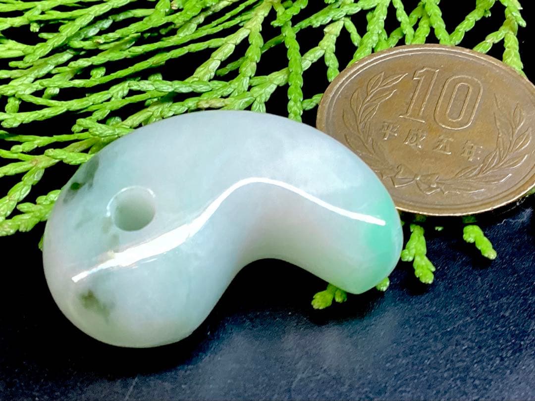 ✳premiumシリーズ*入りコン沢　糸魚川翡翠勾玉　一生物の守護石 鑑別書付‼️