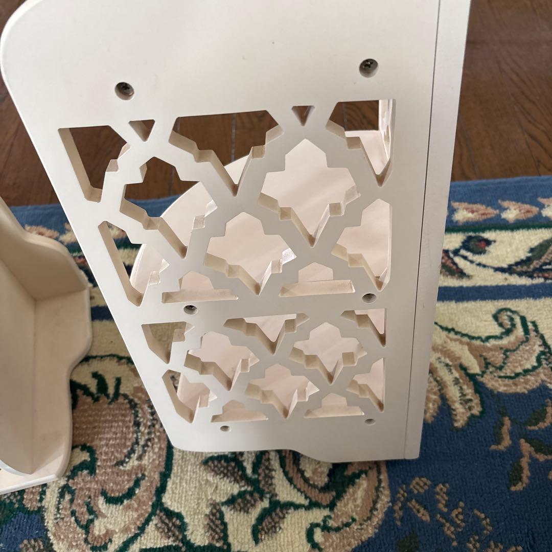 ホワイト木製シェルフ 3段 コーナーラック　飾り棚　アラベスク模様