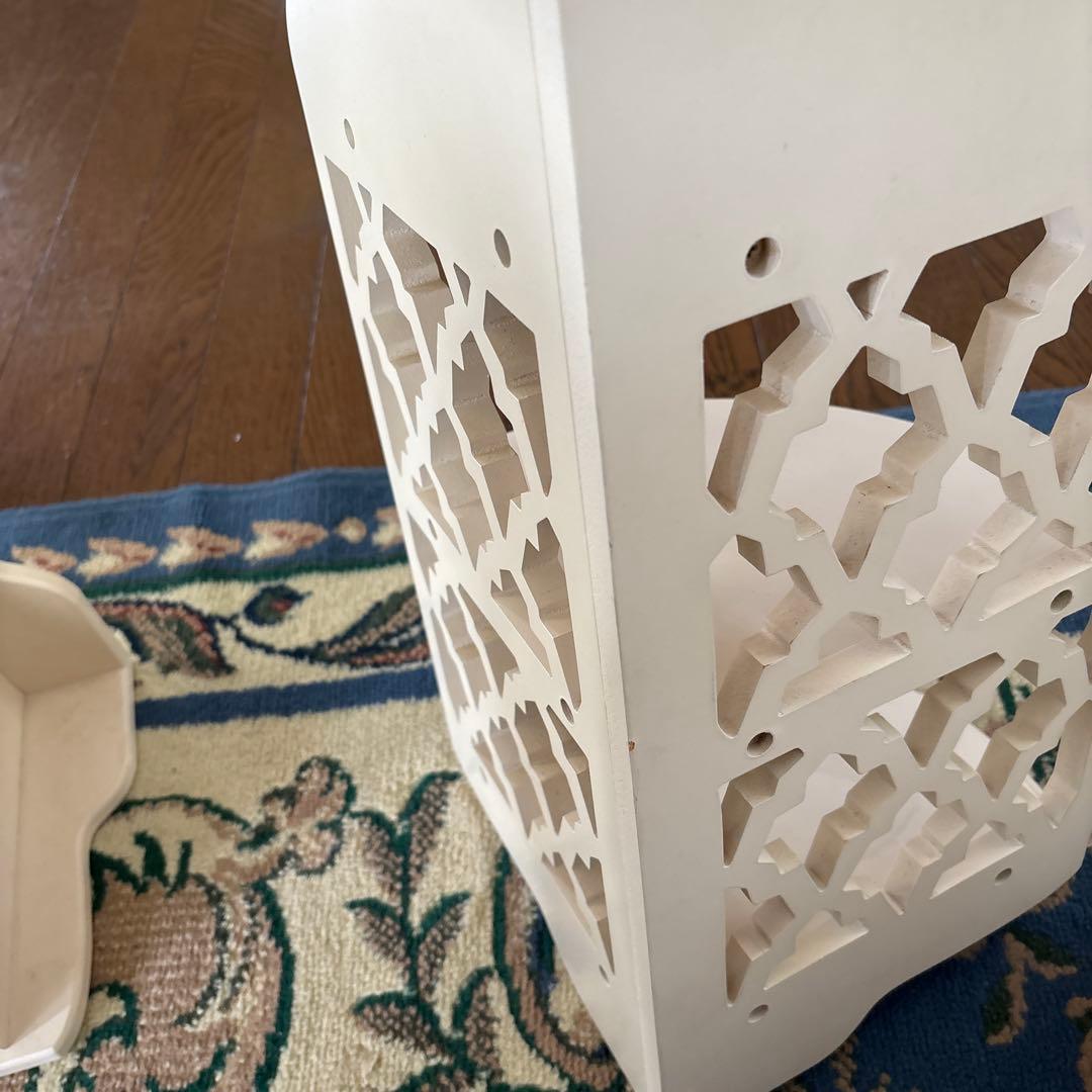 ホワイト木製シェルフ 3段 コーナーラック　飾り棚　アラベスク模様