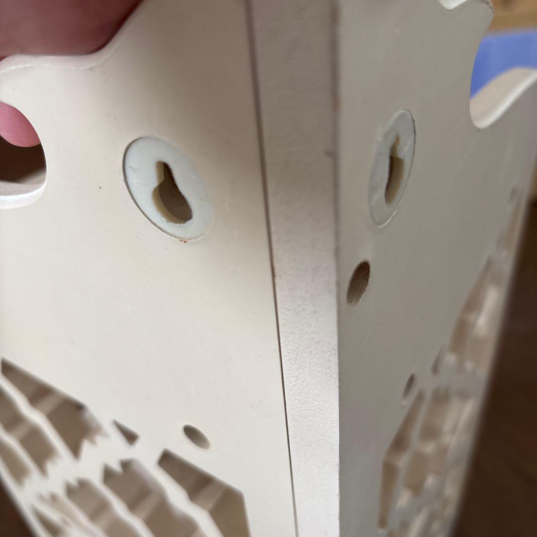 ホワイト木製シェルフ 3段 コーナーラック　飾り棚　アラベスク模様