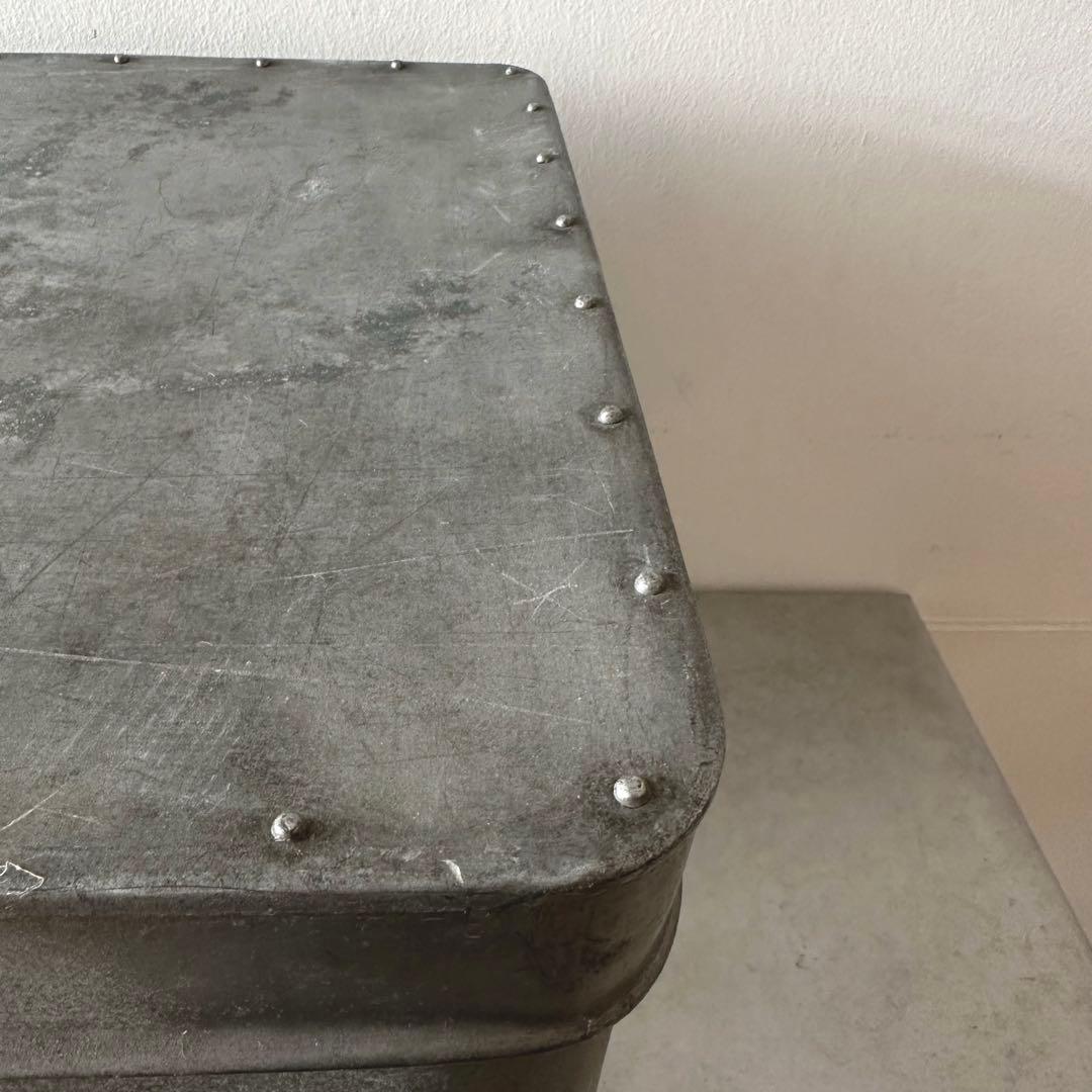 古道具/アルミリベットが美しい大きめコンテナ