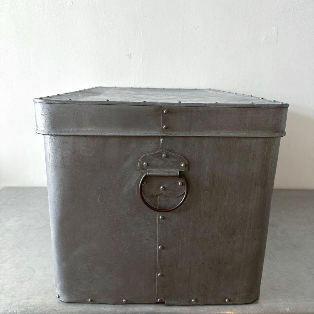 古道具/アルミリベットが美しい大きめコンテナ