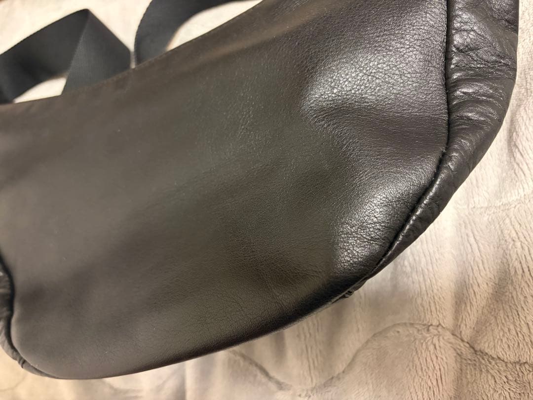 ラシット ソフトレザー ラウンド ショルダーバッグ　ブラック