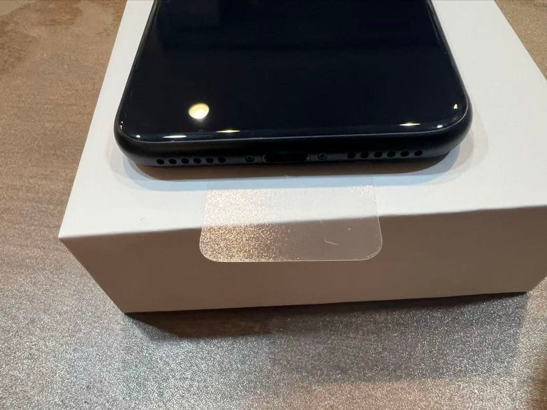 iPhoneSE第3世代、ミッドナイト、64GB、バッテリー:100%