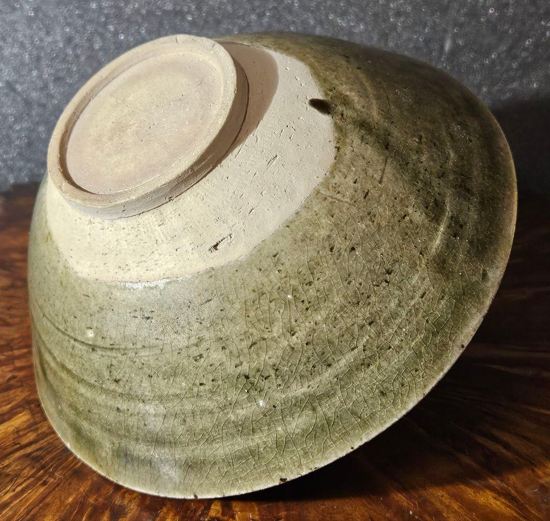 中国古美術　中国古陶磁器　耀州窯系　陽刻浮彫　十字文様　草花文様　青磁碗　茶碗