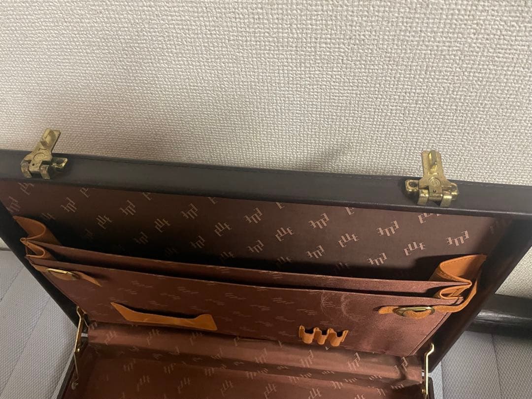 レザーカーヴィング アタッシュケース 希少 60万以上 手彫り 神の鞄