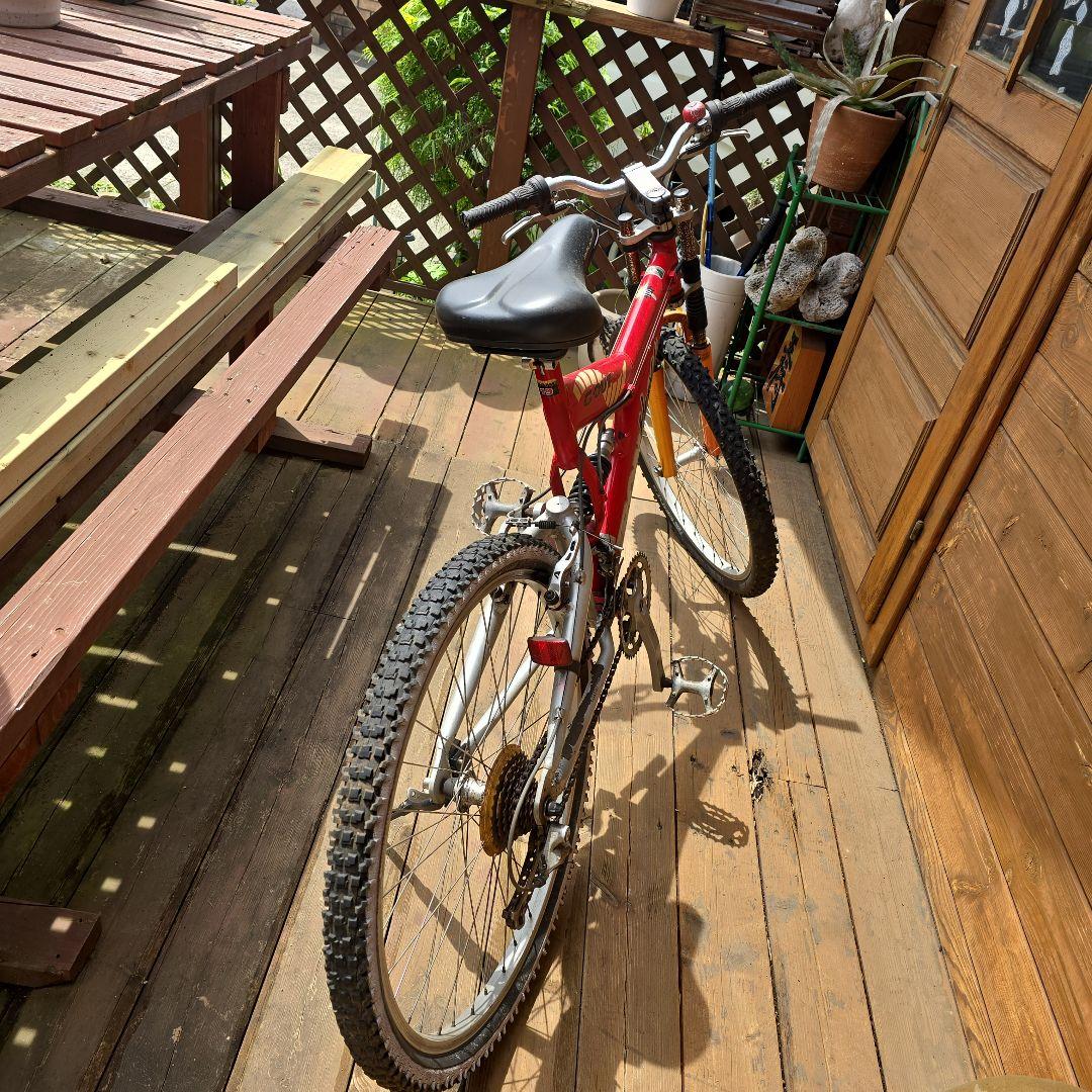 赤いマウンテンバイク
