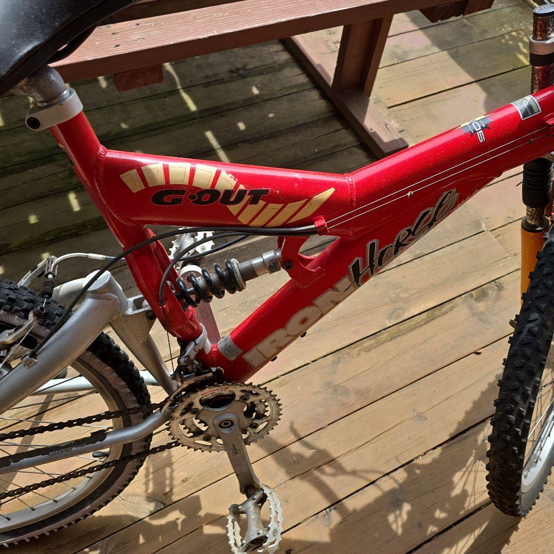 赤いマウンテンバイク