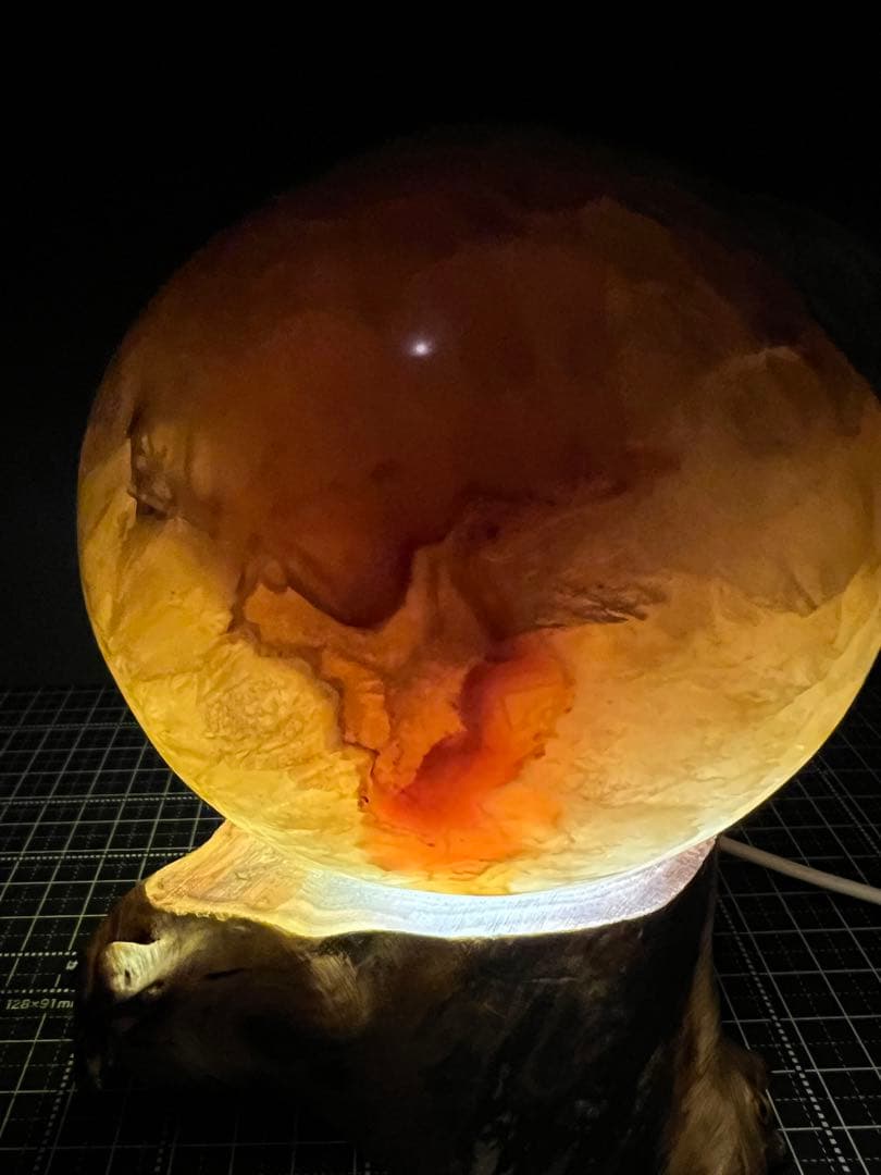 純天然笑口　重量級1.6kg 木製LED台座付き　巨大な黄色瑪瑙水晶クラスタ