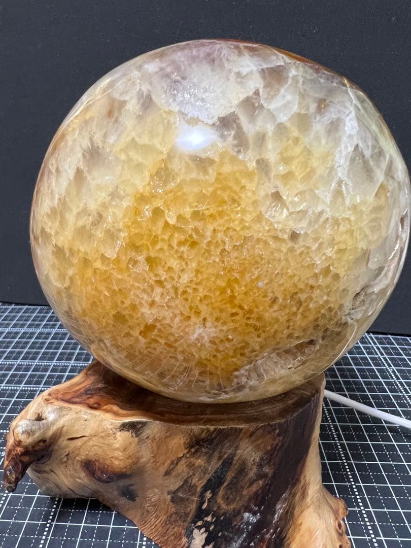 純天然笑口　重量級1.6kg 木製LED台座付き　巨大な黄色瑪瑙水晶クラスタ