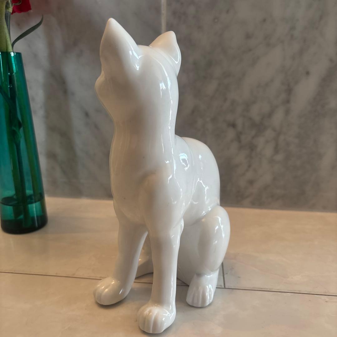 アンティーク妖艶な瞳や猫背が美しく存在感抜群の白磁の猫
