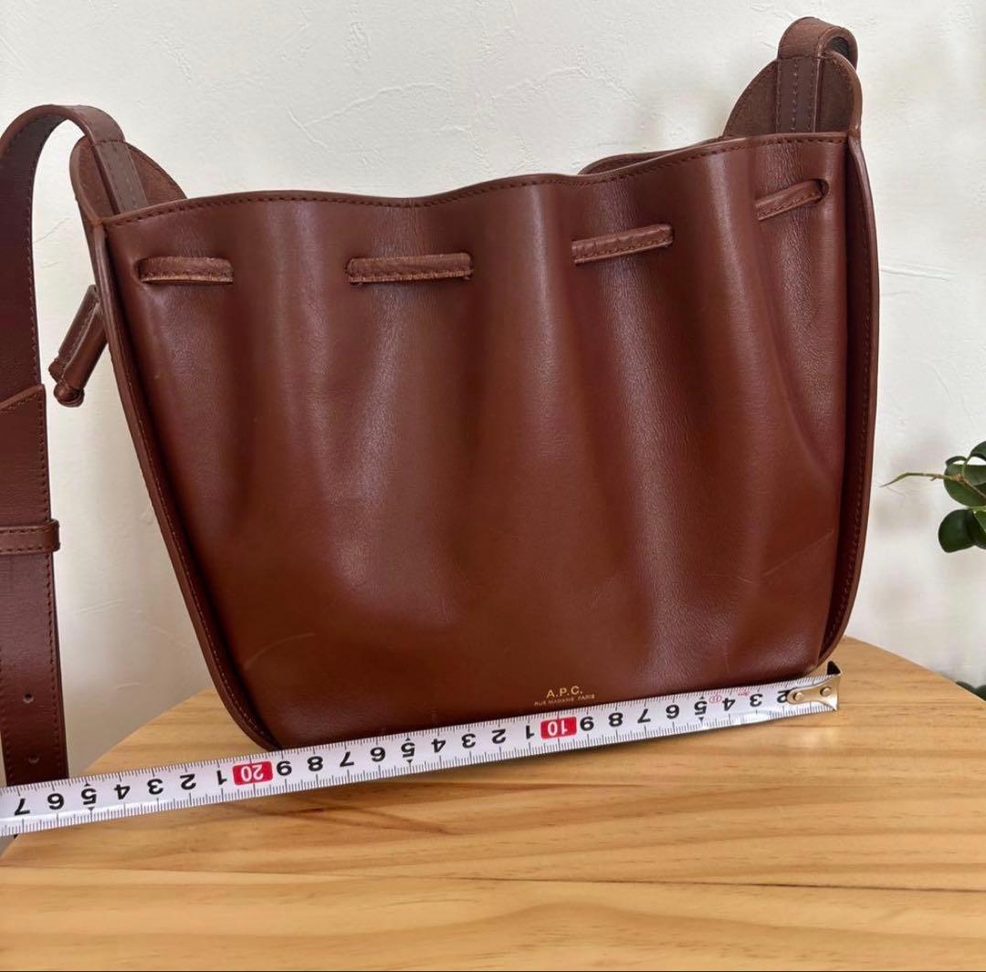 apc A.P.C. アーペーセー Courtney 巾着 ショルダーバッグ