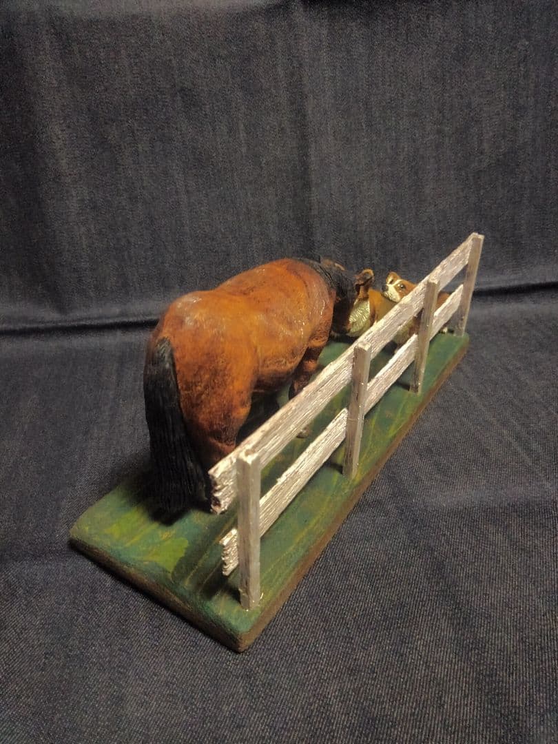 木彫りのコーギー2匹と馬