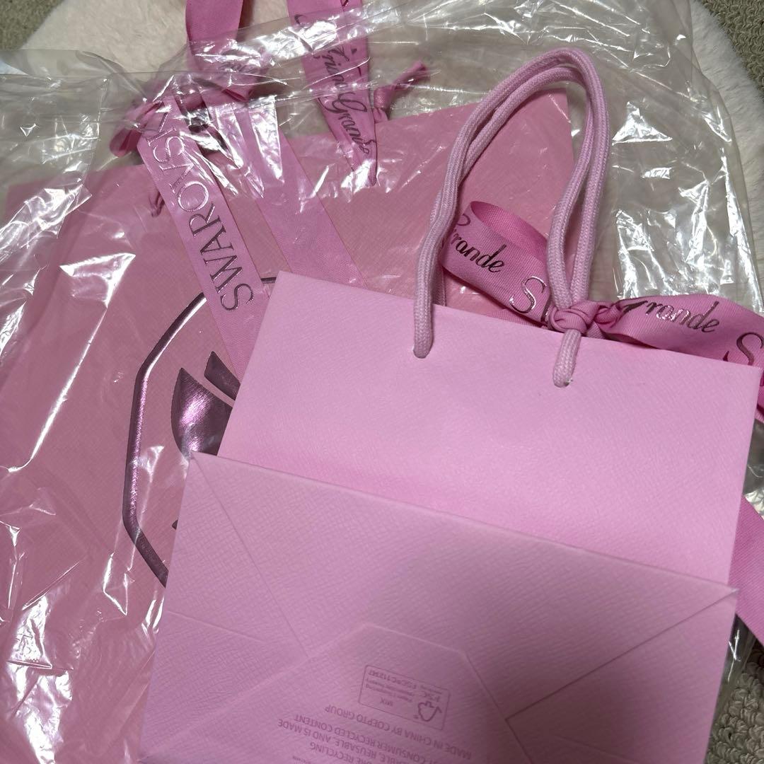 SWAROVSKI Ariana Grande 銀座店限定ショッパーチャーム付き