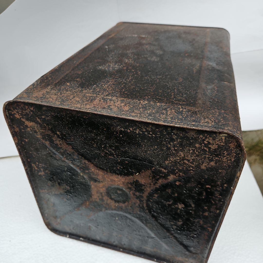 せんべい容器 黒と赤の金属製