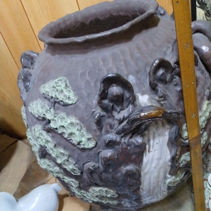 動物モチーフの陶器の大きな壺