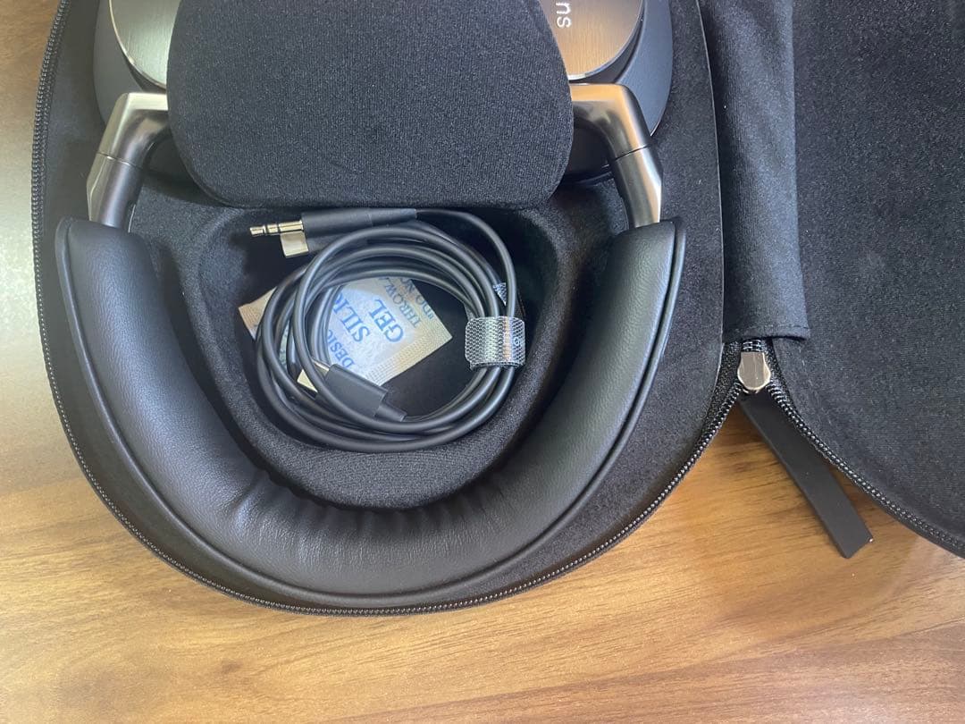 極美品　Bowers & Wilkins Px8 ワイヤレスヘッドホン