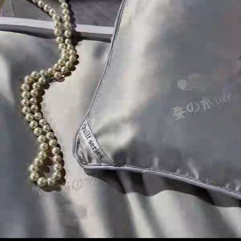 東京西川の絹糸は冬と秋に暖かくして芯布団に入れられます。