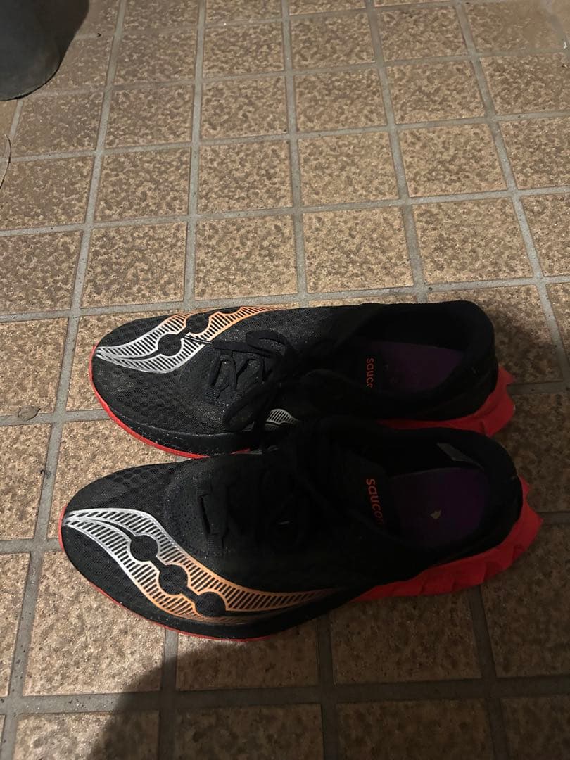 Saucony スパイクシューズ 黒/オレンジ