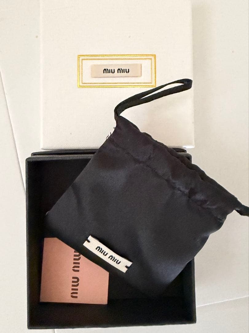 ミュウミュウ　miumiu クリスタルロゴブローチ　未使用