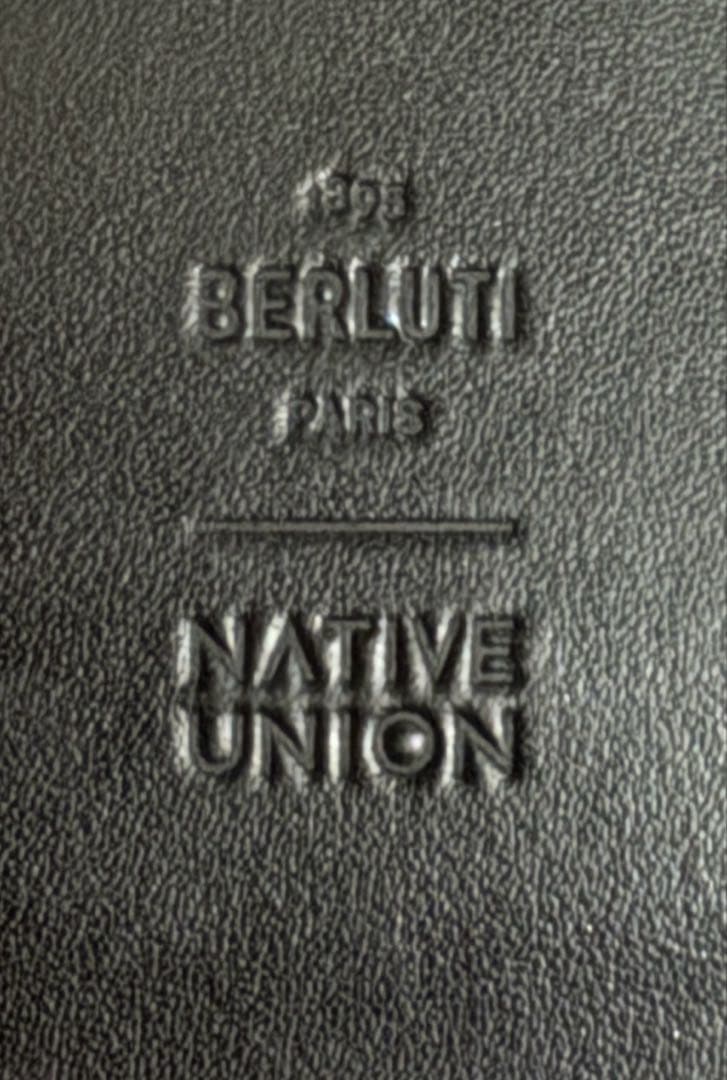 ベルルッティ カリグラフィ 手帳型 ブルー スマホケース iPhone15Pro