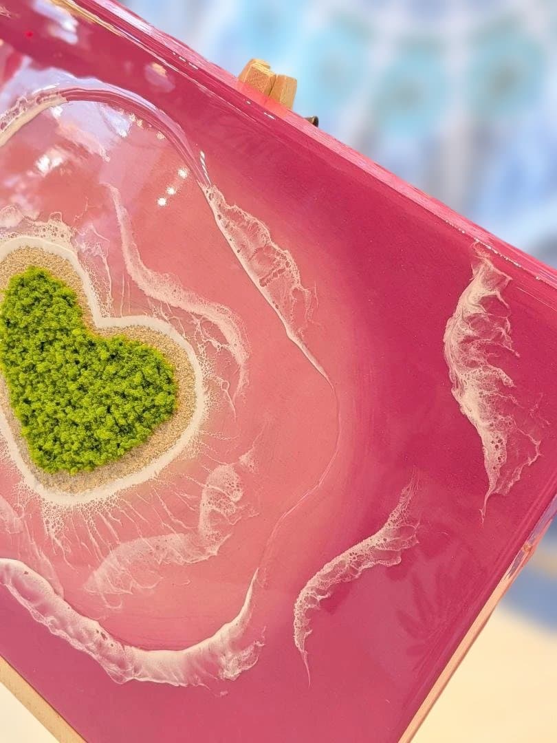 ①F4パネル　ピンク　グリーン ハート　砂浜　レジンアート