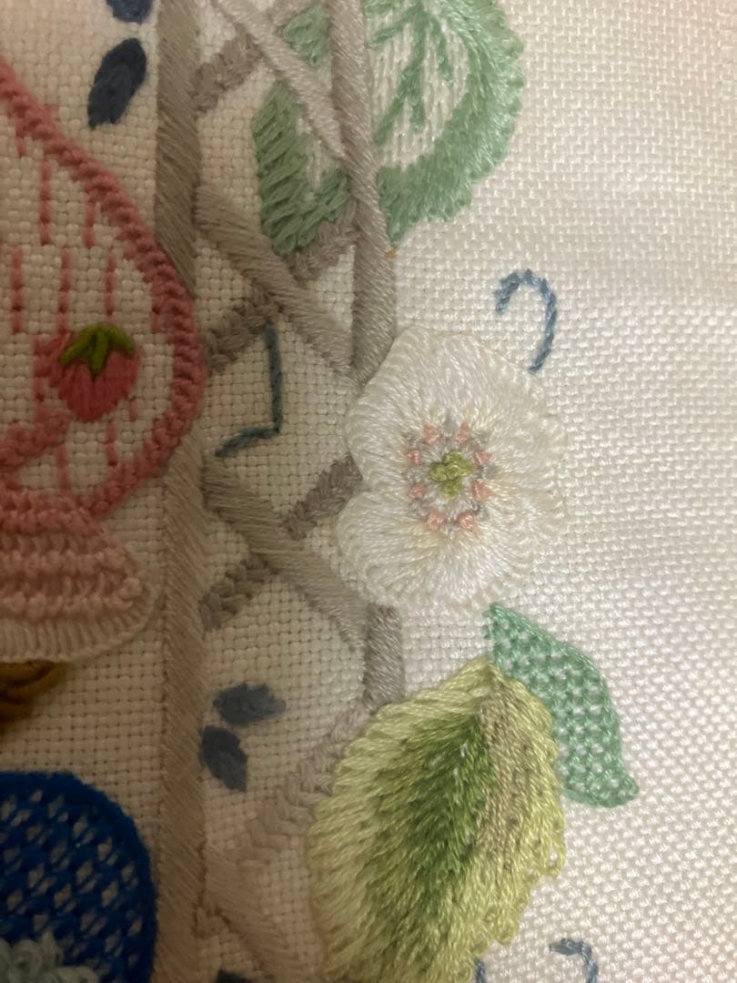 戸塚刺繍　「女の子と猫」　額入りタペストリー　【ハンドメイド作品】