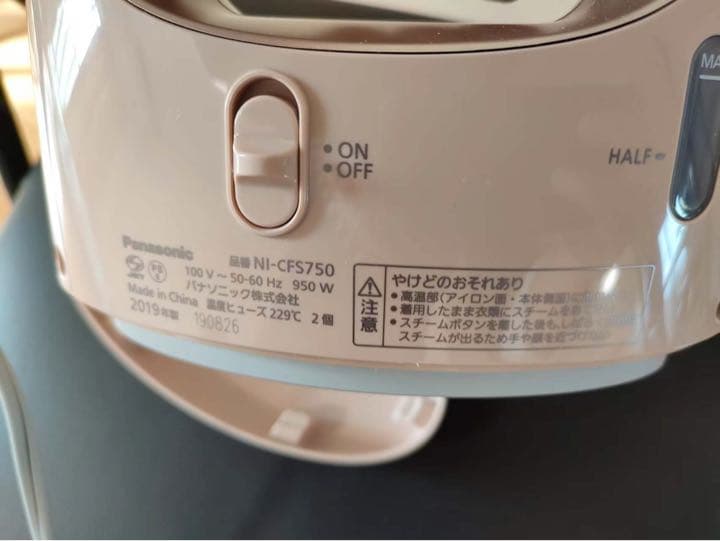 超美品　2019年Panasonic 衣類スチーマー  NI-CFS750