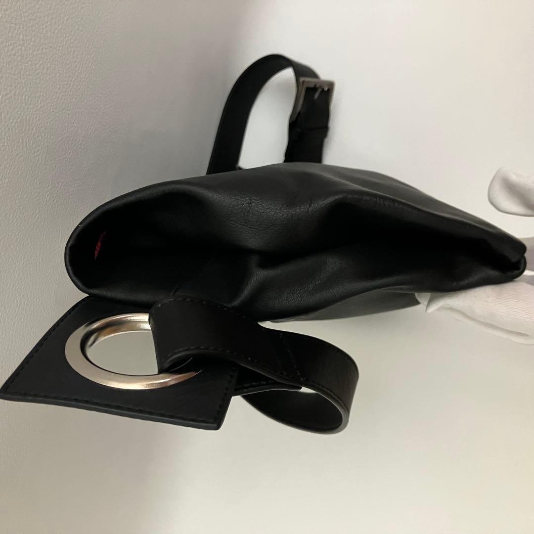 ✨極美品✨ KAWAKAWA ハトメボディバッグ Mサイズ レザー 黒　ブラック