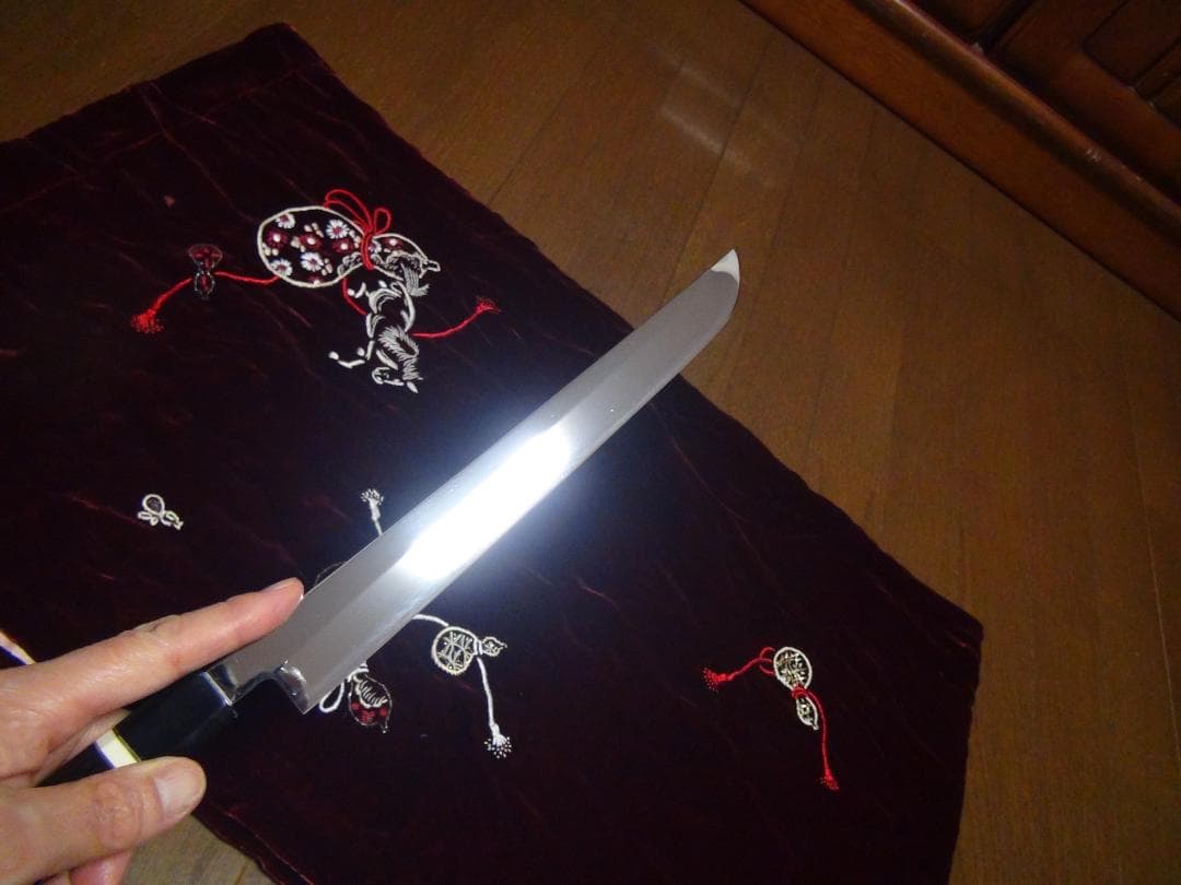 V金10号鏡面全鋼先丸柳刃包丁九寸27センチ八角黒檀水牛鞘付き新品。