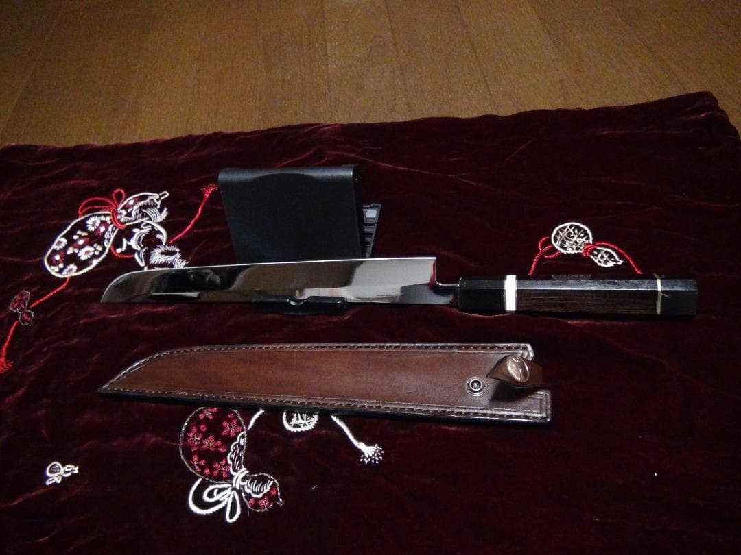 V金10号鏡面全鋼先丸柳刃包丁九寸27センチ八角黒檀水牛鞘付き新品。