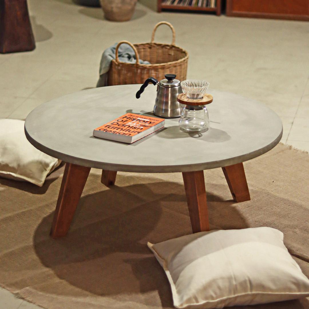 円形｜ラウンドテーブル｜ライトグレー｜薄塗りモルタル｜ちゃぶ台