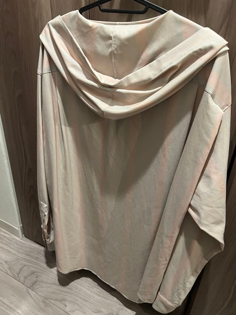 フード付きベージュシャツ