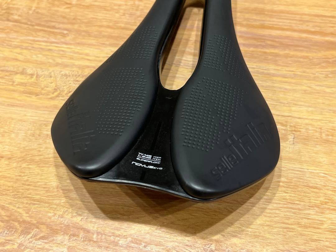 サドルNOVUS BOOST EVO FeC ALLOY SUPERFLOW L