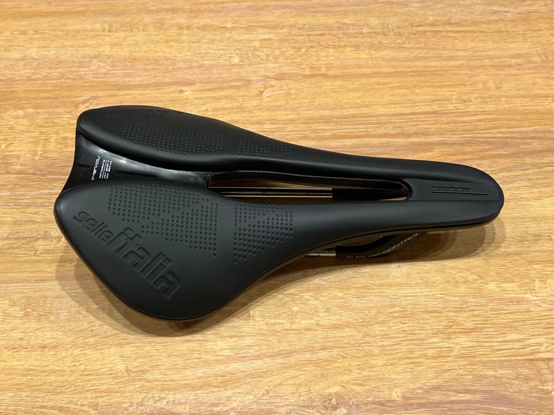 サドルNOVUS BOOST EVO FeC ALLOY SUPERFLOW L