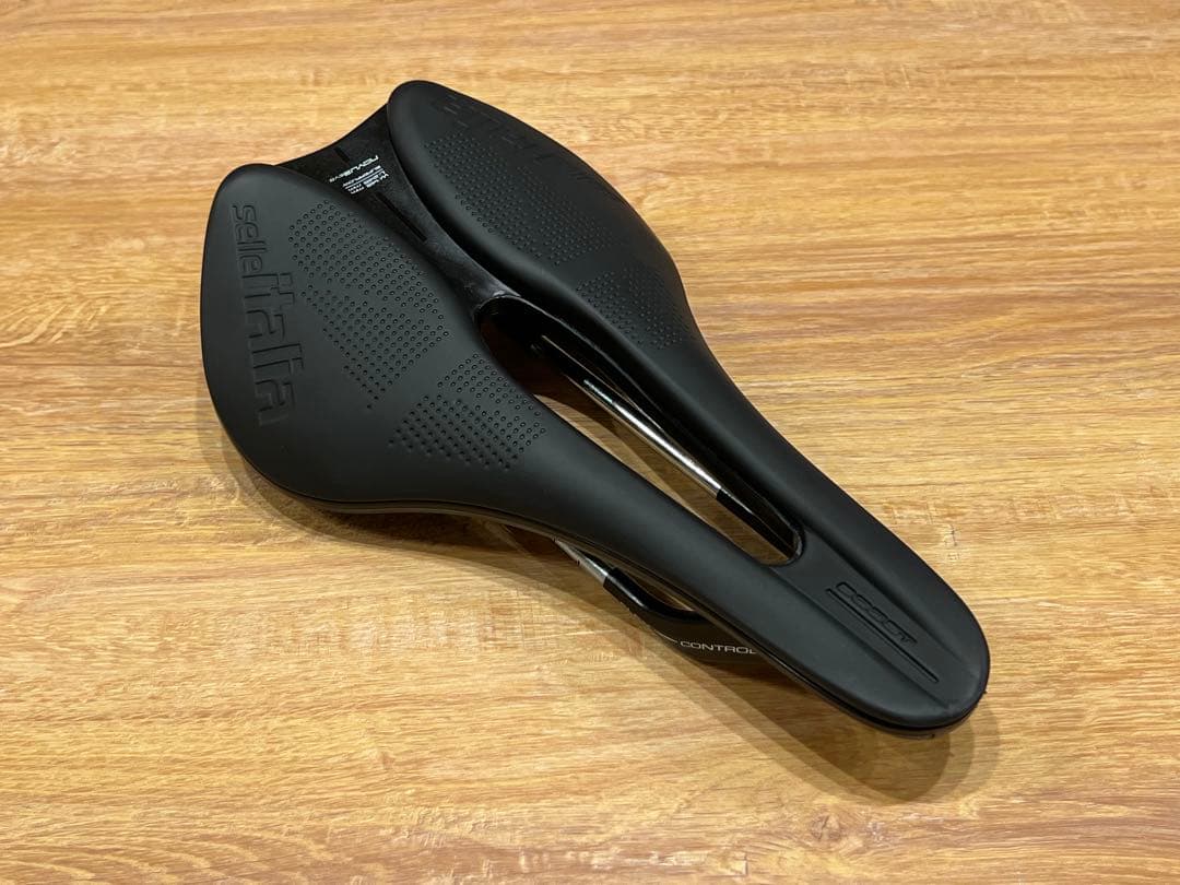 サドルNOVUS BOOST EVO FeC ALLOY SUPERFLOW L