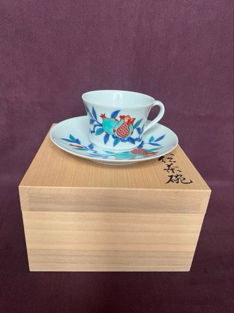 今右衛門窯　14代　錦柘榴絵紅茶碗　とも箱付き