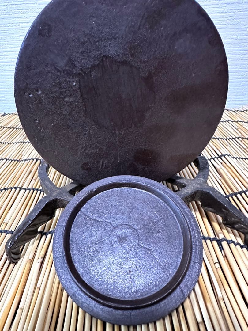 未使用品、供箱等付属品付　水沢鋳物工業協同組合販売　肩衝糸目　１２型　南部鉄瓶