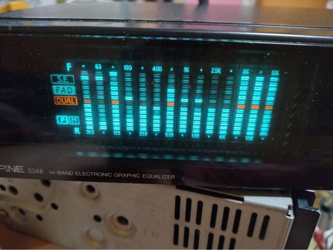 アルパインイコライザージャンク扱い　イルミ切れあり。 デッキ ブラック