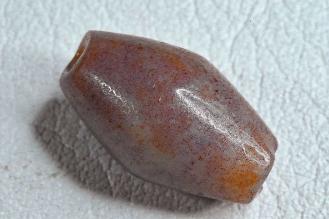 ★1000年以上前 インダス地域出土 全面ブラッドスポット入りカーネリアンビーズ