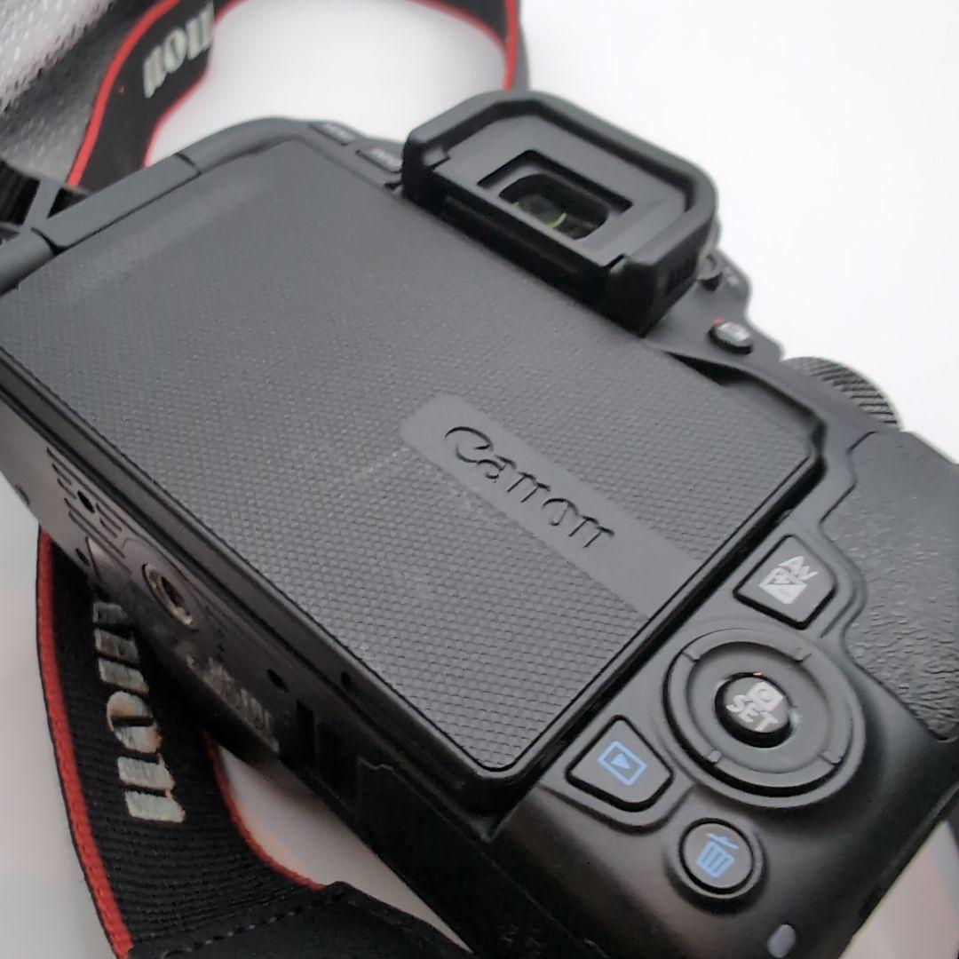 ほぼ新品Canon EOS kiss X10 ボディのみ シャッター1000以下